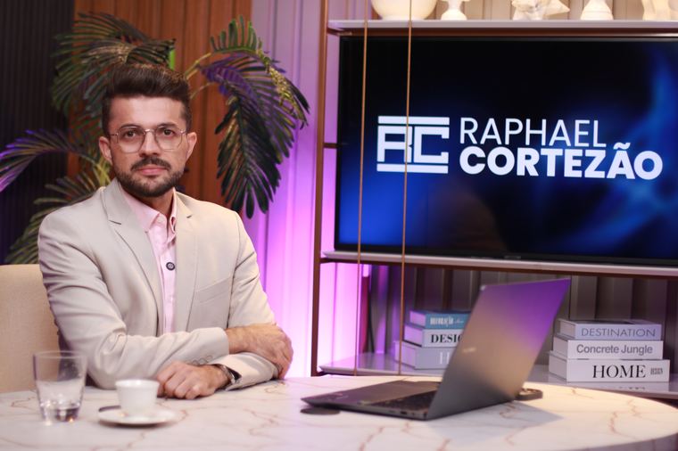 Raphael Cortezão em gravação de conteúdo